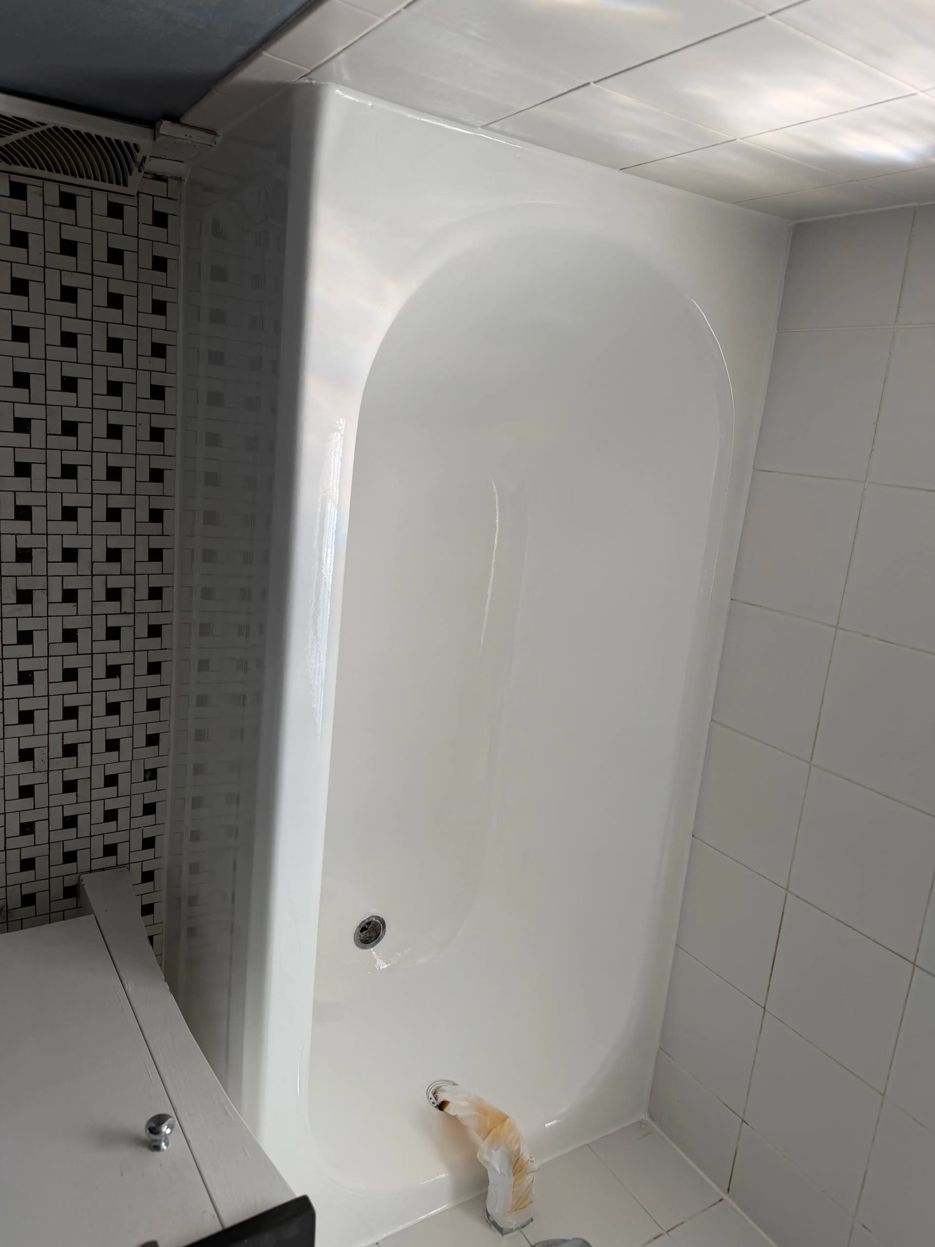 Gallery photos for Chipped and Peeling Tub Gets a Full Reglaze Before Lunch: Image #1