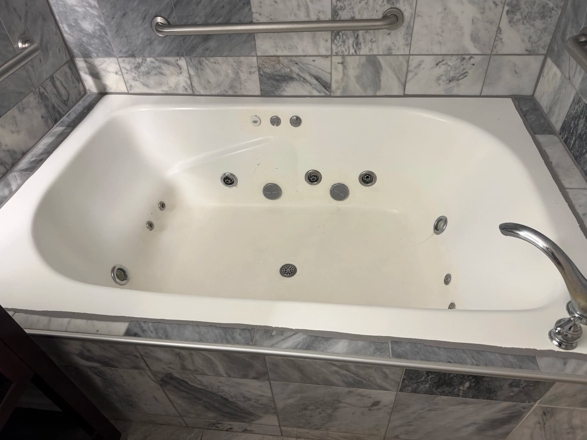 Hotel Jet Tub Refinished With a Glossy, Durable Finish
