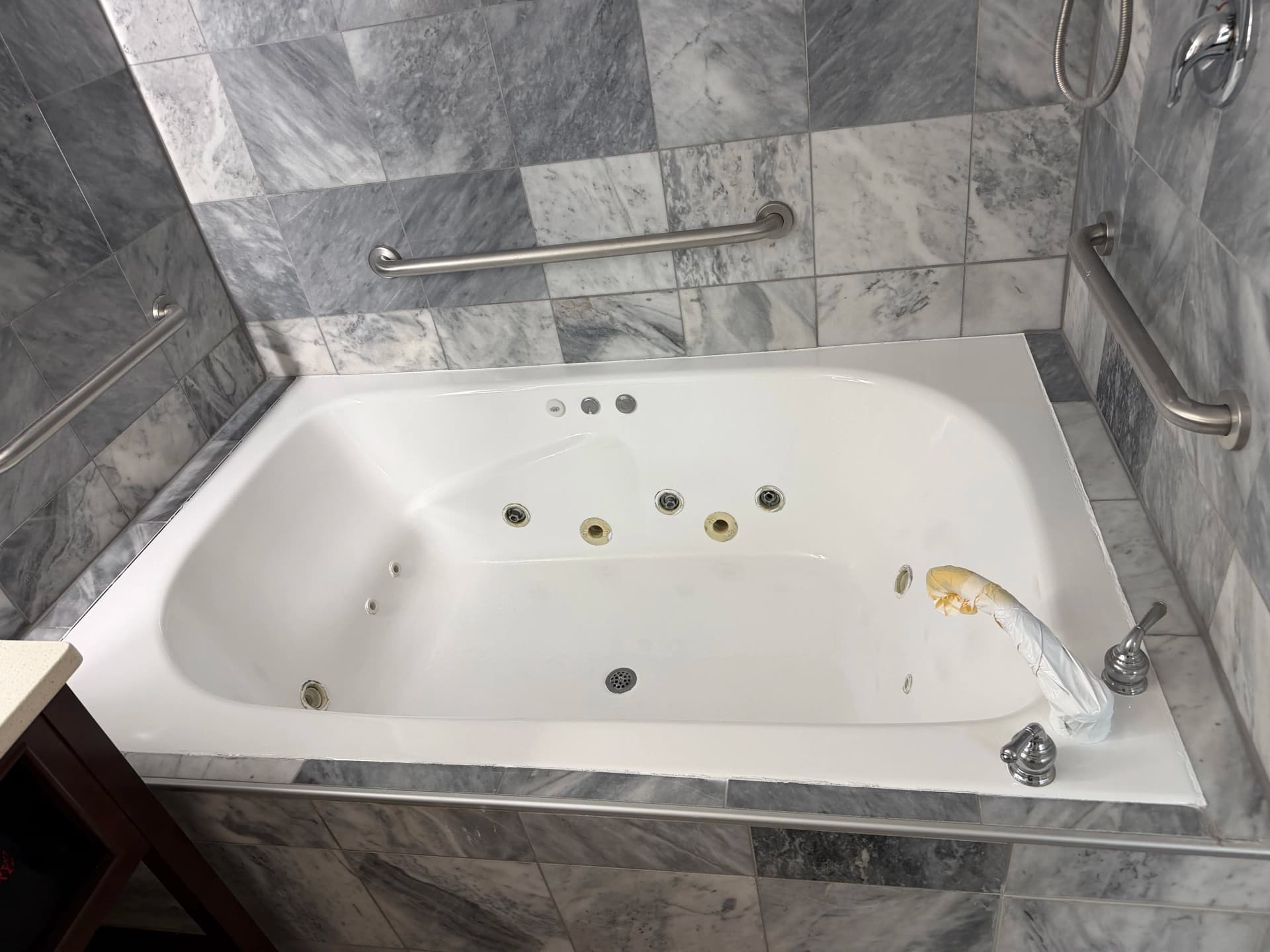 Gallery photos for Hotel Jet Tub Refinished With a Glossy, Durable Finish: Image #5