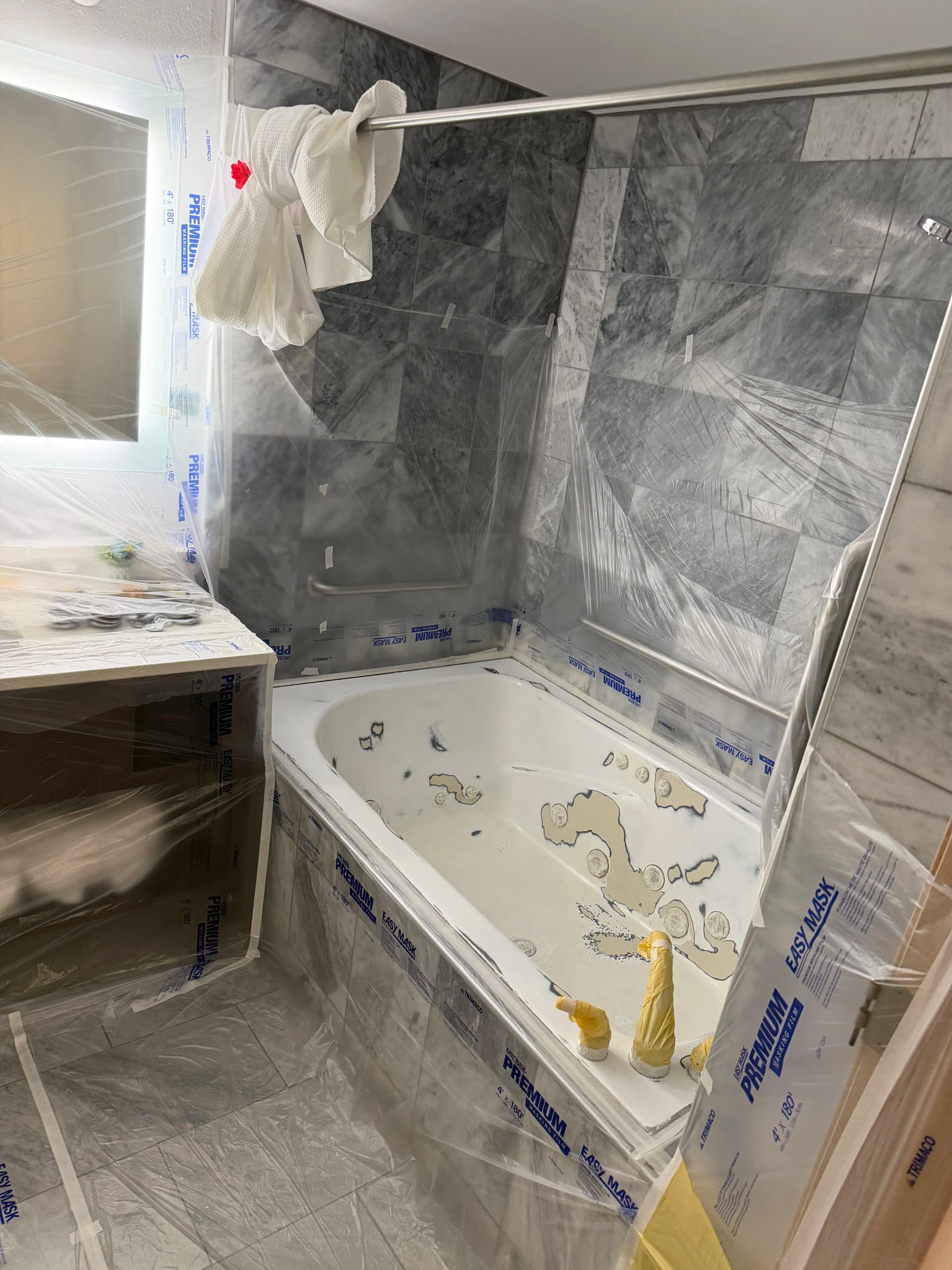 Gallery photos for Hotel Jet Tub Refinished With a Glossy, Durable Finish: Image #2