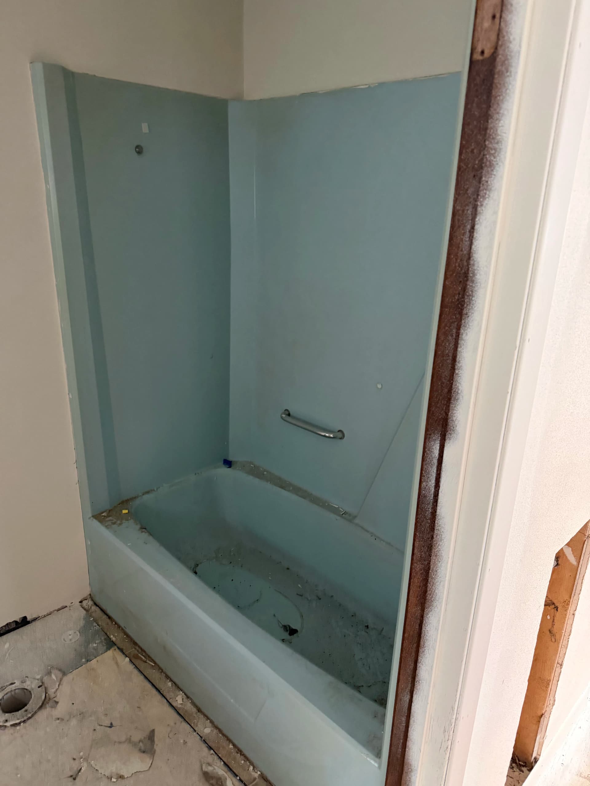 Tub Surround Refinish Gives Flipped House a Clean Start