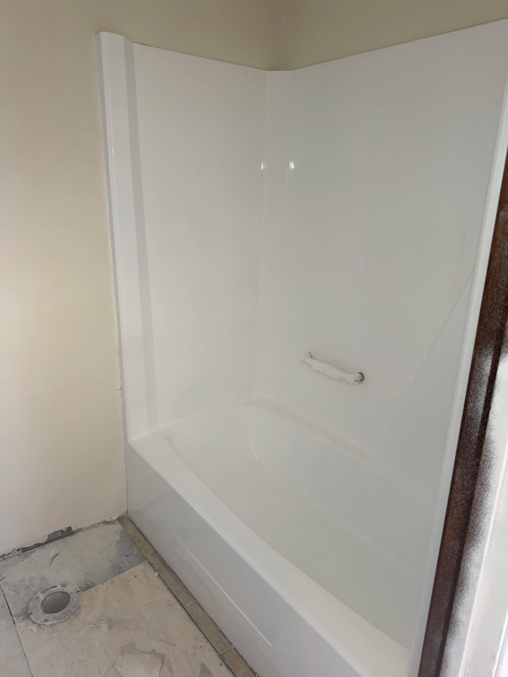 Gallery photos for Tub Surround Refinish Gives Flipped House a Clean Start: Image #4