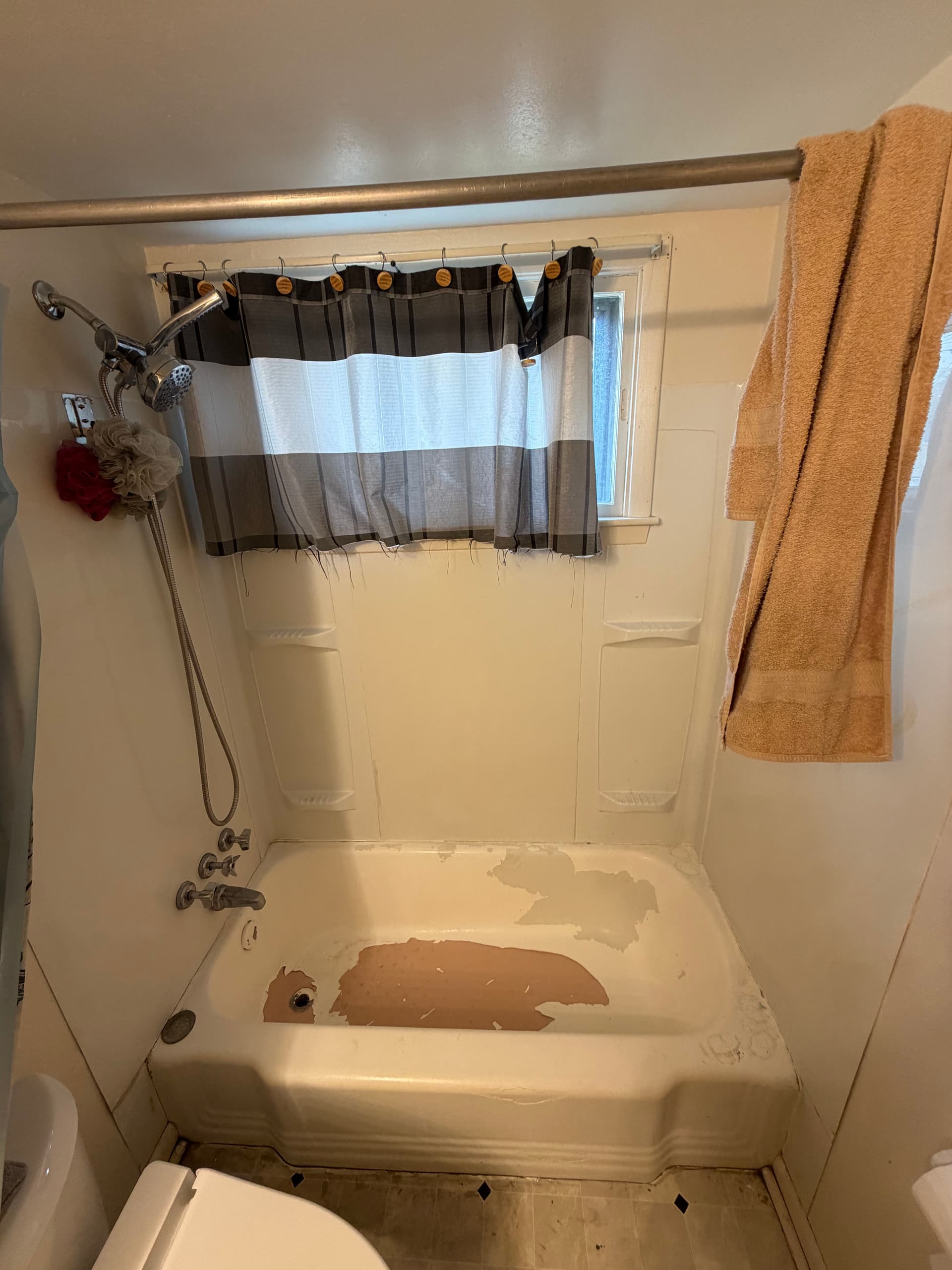 Gallery photos for Milwaukee Bathtub Saved From Tear-Out With Full Refinishing: Image #1