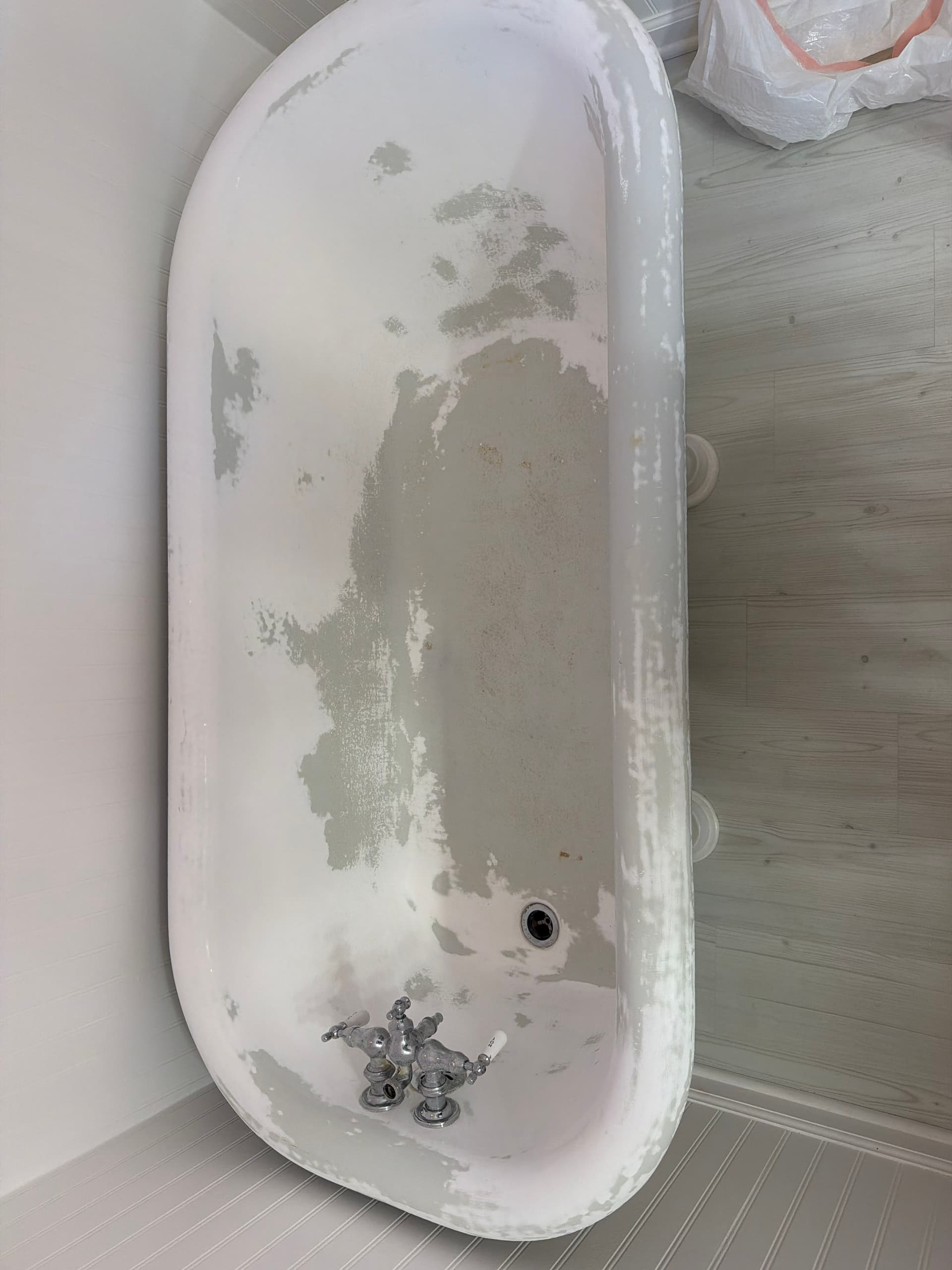 70-Year-Old Pedestal Tub and Sink Get a Fresh High-Gloss Finish