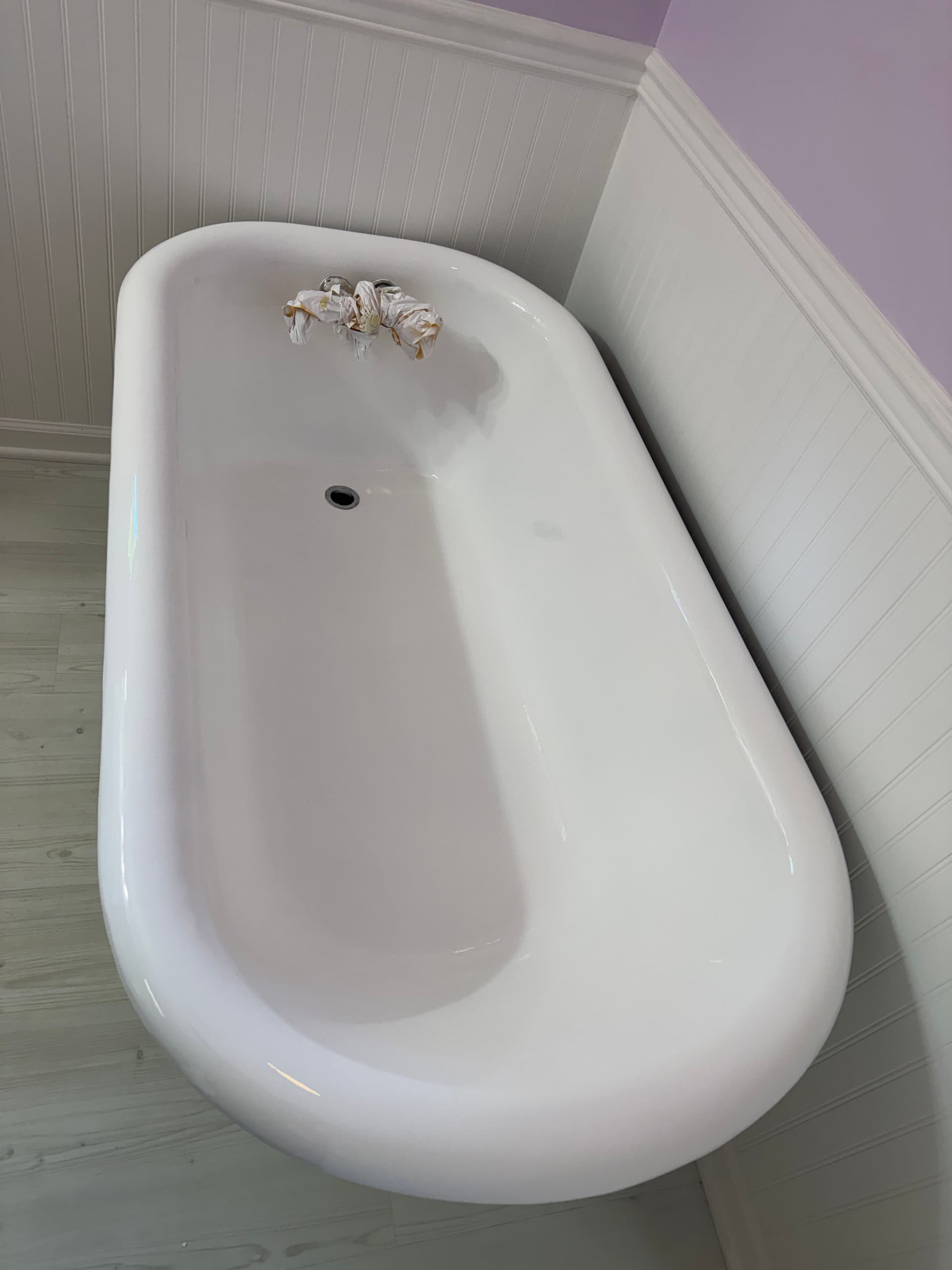 70-Year-Old Pedestal Tub and Sink Get a Fresh High-Gloss Finish