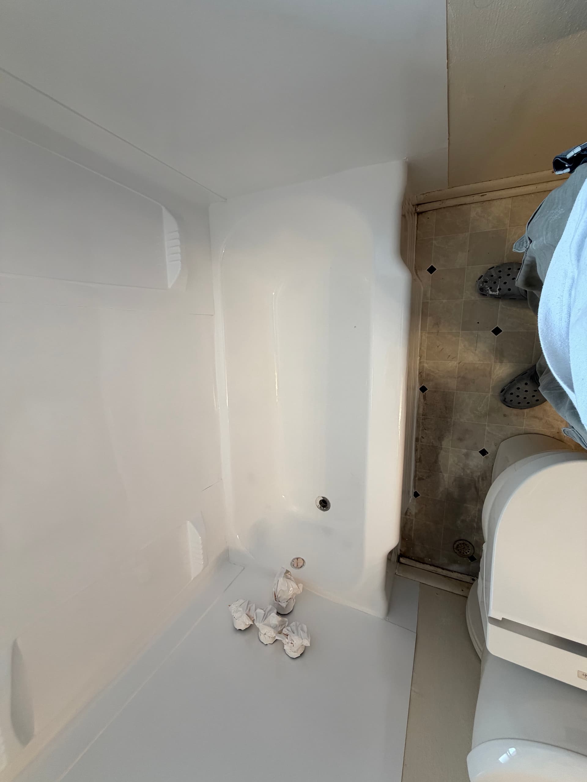 Gallery photos for Milwaukee Bathtub Saved From Tear-Out With Full Refinishing: Image #4
