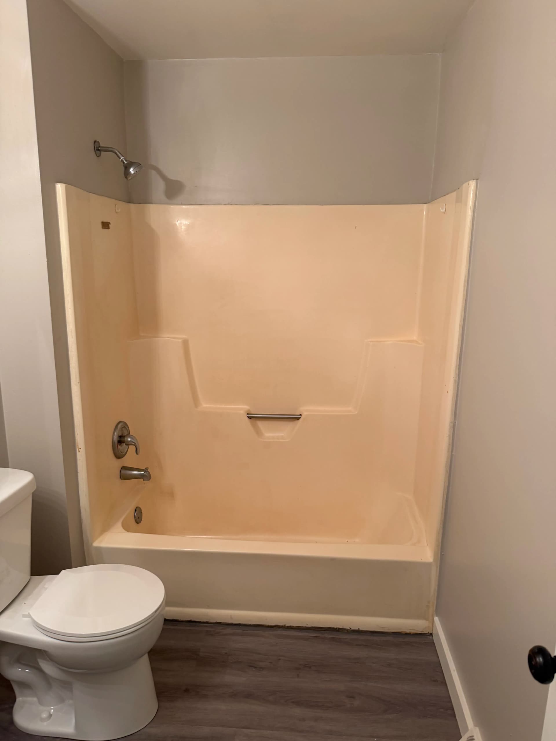 Badly Stained Tub Surround Gets a Clean White Finish image