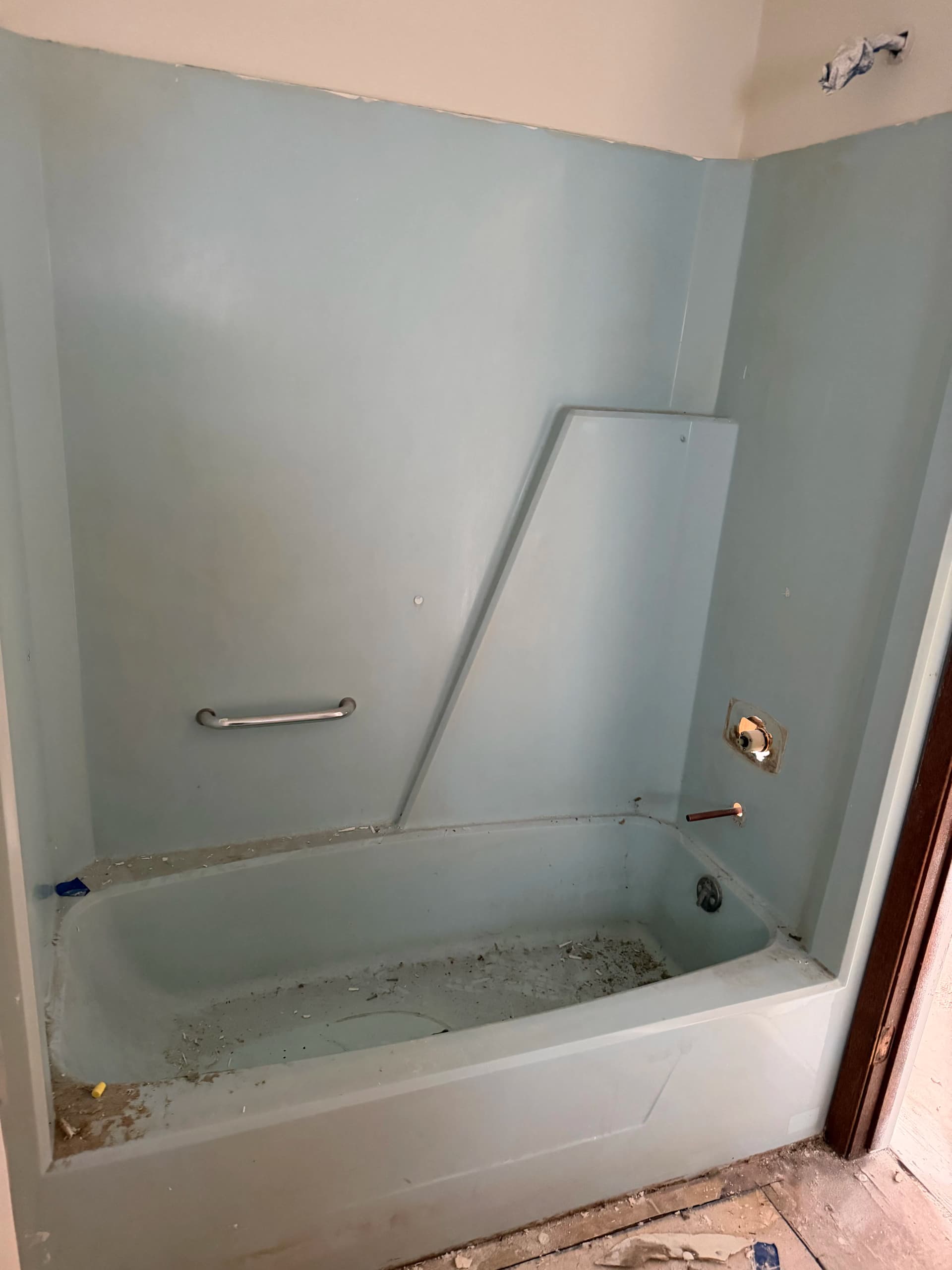 Gallery photos for Tub Surround Refinish Gives Flipped House a Clean Start: Image #1
