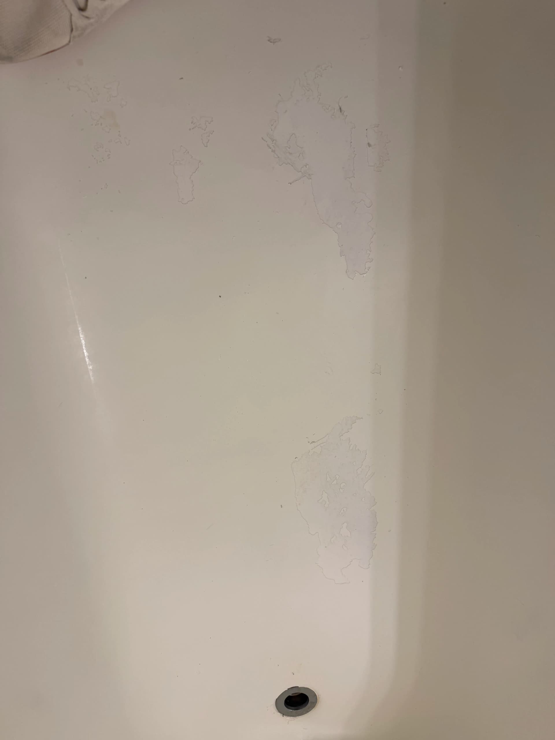 Gallery photos for Peeling and Cracked Tub Gets a Full Refinish and Nonslip Upgrade: Image #1