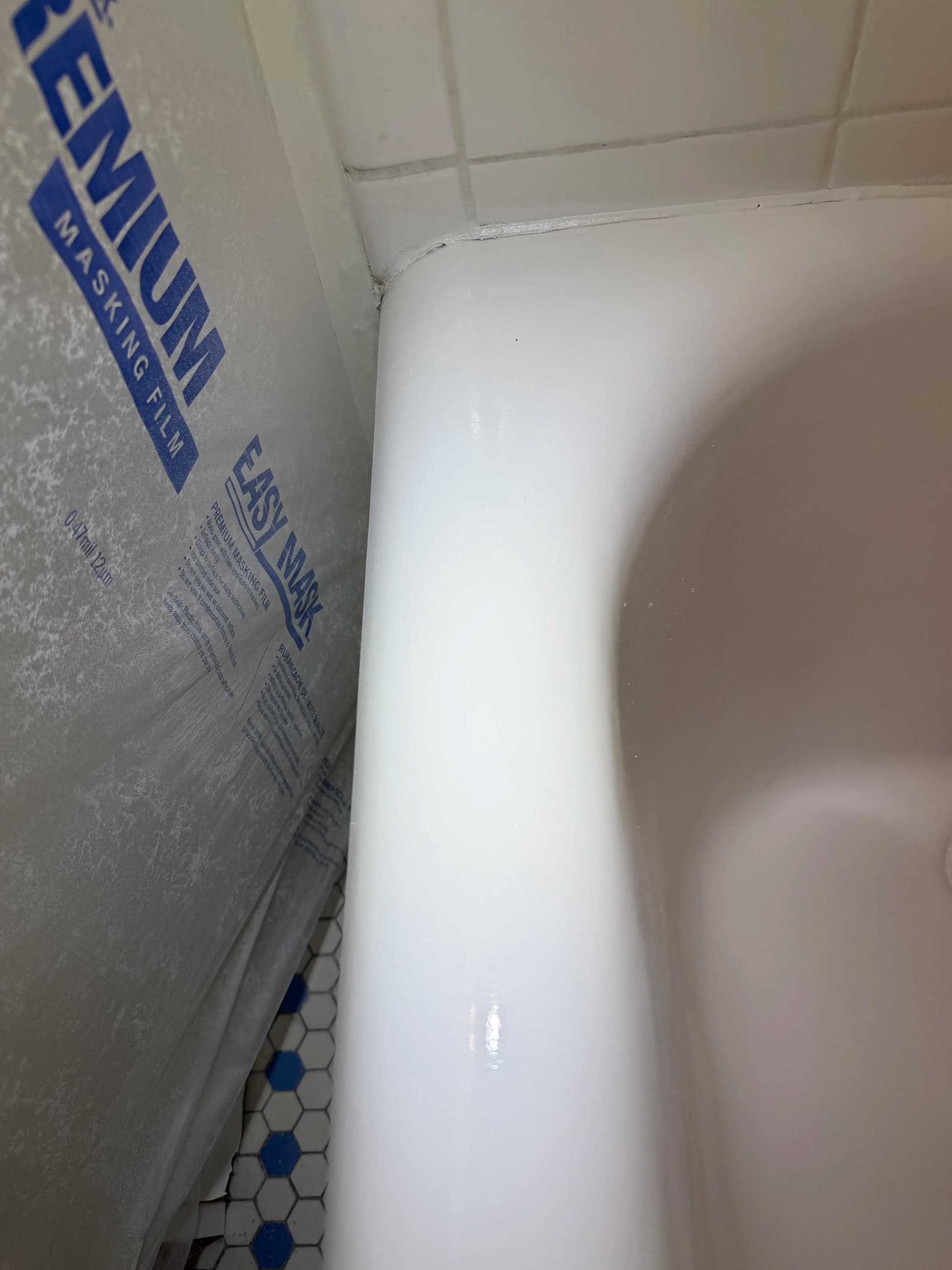 Gallery photos for Peeling and Cracked Tub Gets a Full Refinish and Nonslip Upgrade: Image #7