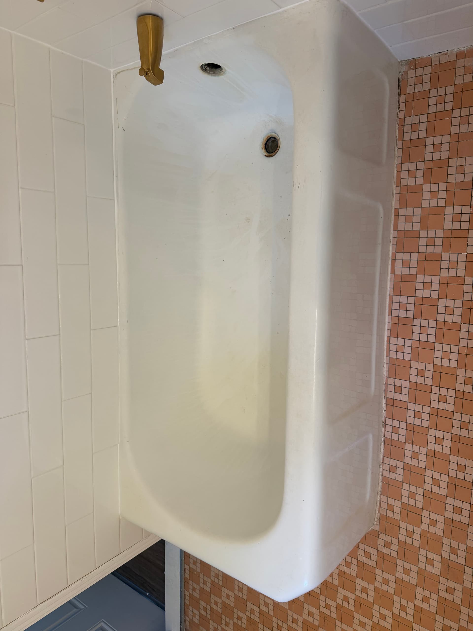 Gallery photos for Bathtub Refinishing for a Milwaukee Home Sale: Image #1