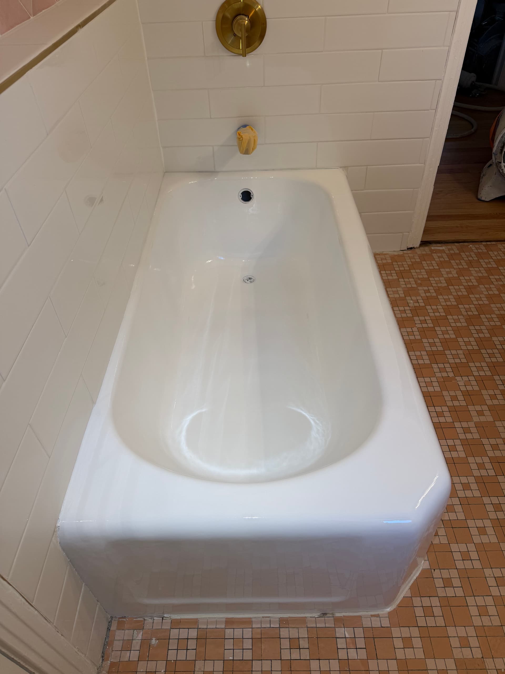 Gallery photos for Bathtub Refinishing for a Milwaukee Home Sale: Image #2