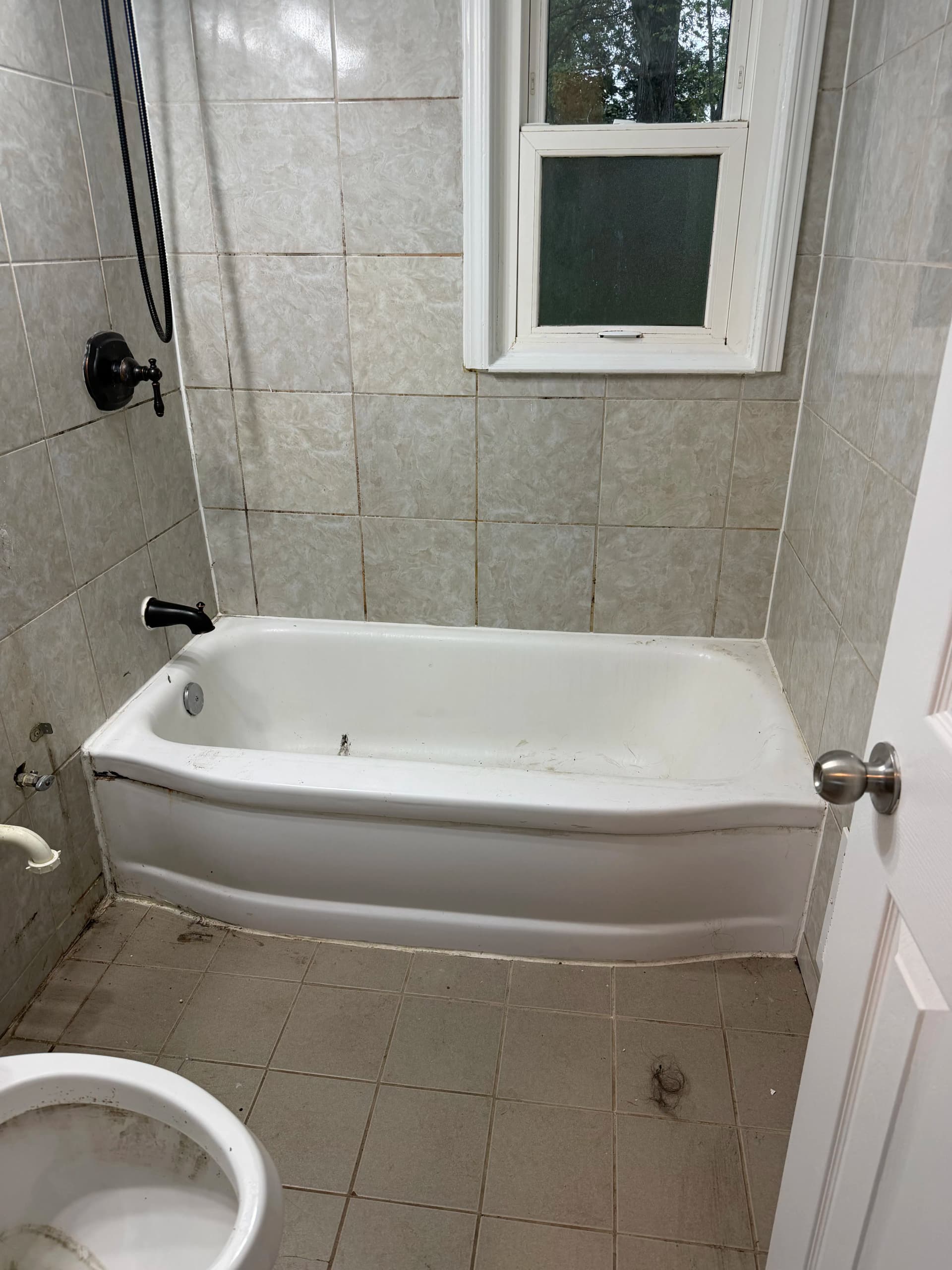 Gallery photos for Worn-Out Tub Gets a Clean, Durable Refinish: Image #1