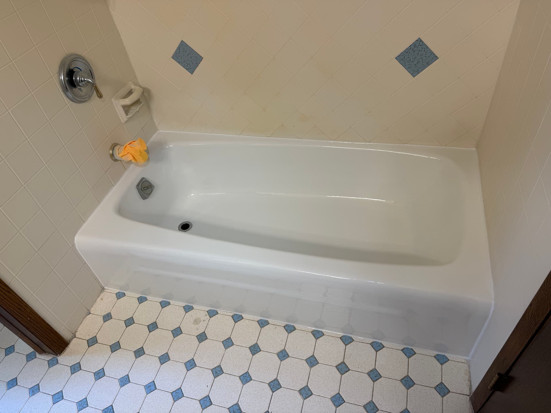 That 70s Blue Tub Got a Fresh Start Without the Demo image